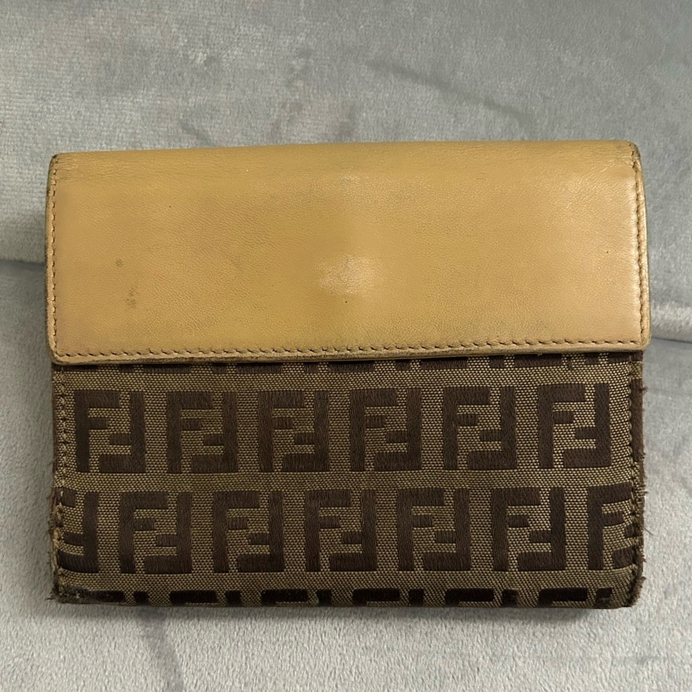 Fendi Zucca Bifold Wallet / Pre-loved 🫶🏻 - Picture 2 of 11